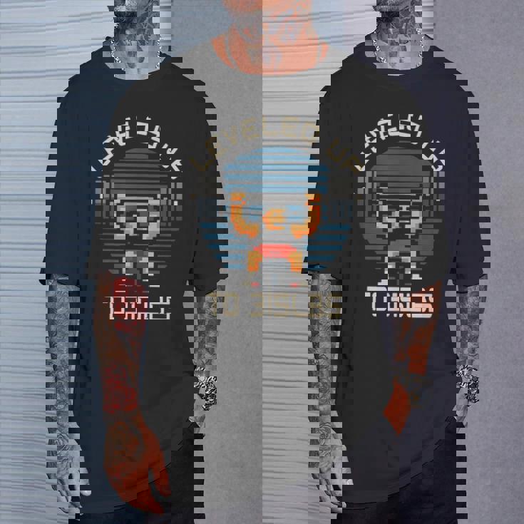 最大330ポンドのベンチプレスゲーマーフィットネスレベル。 Tシャツ 彼への贈り物