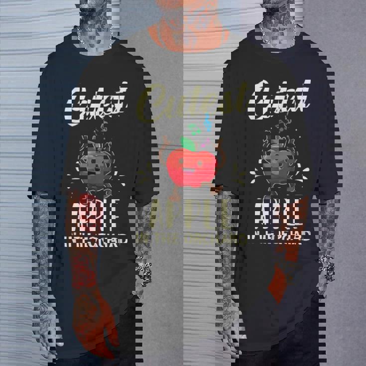 果樹園で一番かわいいリンゴ摘みシーズン。 Tシャツ 彼への贈り物