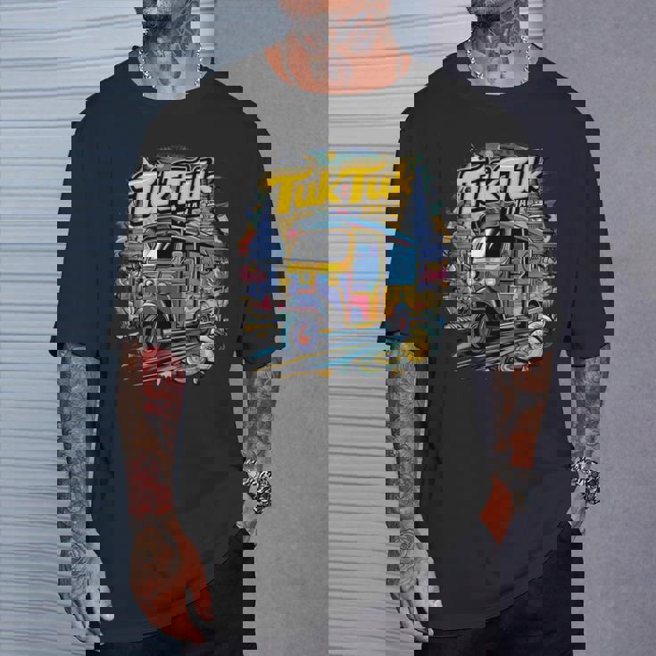 活気に満ちたトゥクトゥクタイアドベンチャー Tシャツ 彼への贈り物