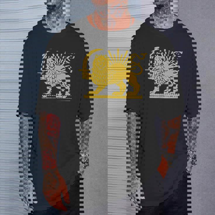 無料のイランライオンと太陽の旗 – ペルシャの遺産シンボルデザイン Tシャツ 彼への贈り物