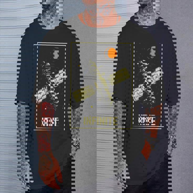 無限宇宙ステーション 衛星 宇宙 ヴィンテージ レトロ コスモス Infinitepacetationtar Tシャツ 彼への贈り物