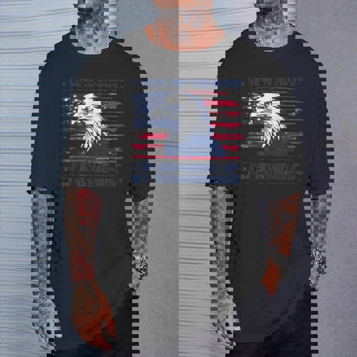 私は自分の国が大好きで、自分の政府が恥ずかしい Tシャツ 彼への贈り物