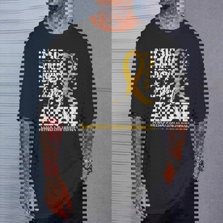 誰も一人で戦わない 小児がん啓発ゴールドリボン Tシャツ 彼への贈り物