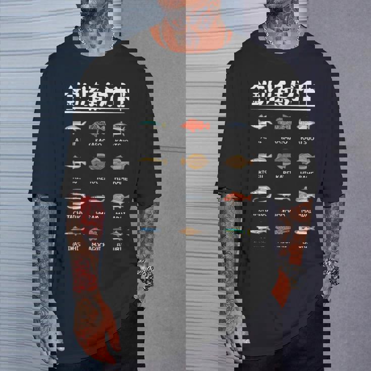 釣り魚ガイド アジ カツオ 鱚 カレイ 平目 サンマ 真鯛 鰯 マゴチ ブリ 太刀魚 釣り好き 海釣り 船釣り 釣り Tシャツ 彼への贈り物