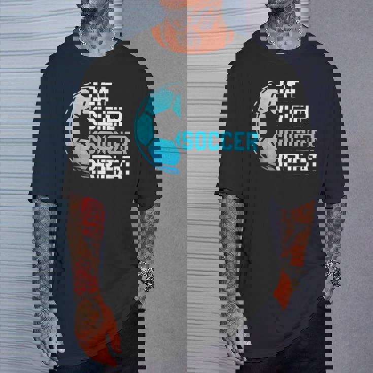 食べる、寝る、サッカーを繰り返す、面白いスポーツ、サッカー愛好家 Tシャツ 彼への贈り物