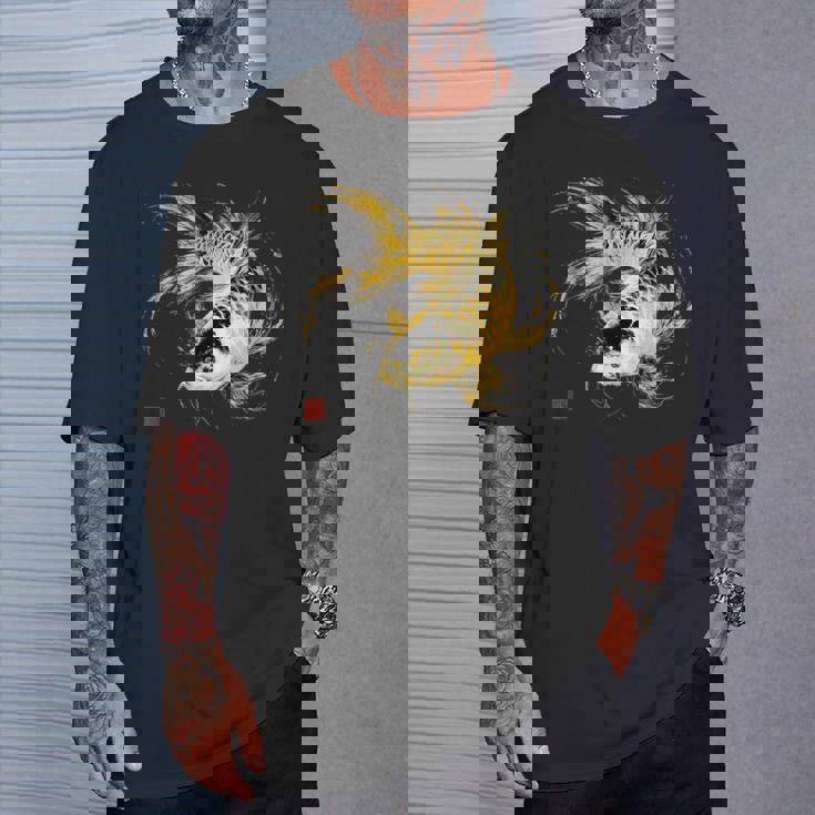 鯉 黒金 アクアリウム ニシキゴイ 観賞魚 イラスト Tシャツ 彼への贈り物