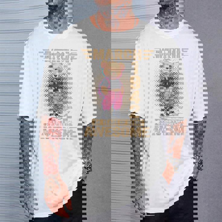 1942年3月 84歳の誕生日 84歳のテディベア Being Awesome Tシャツ 彼への贈り物