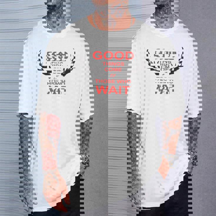 Cazador Las Cosas Buenase Hacen Esperar Ciervo Caza Bosque Camiseta unisex Regalos para él