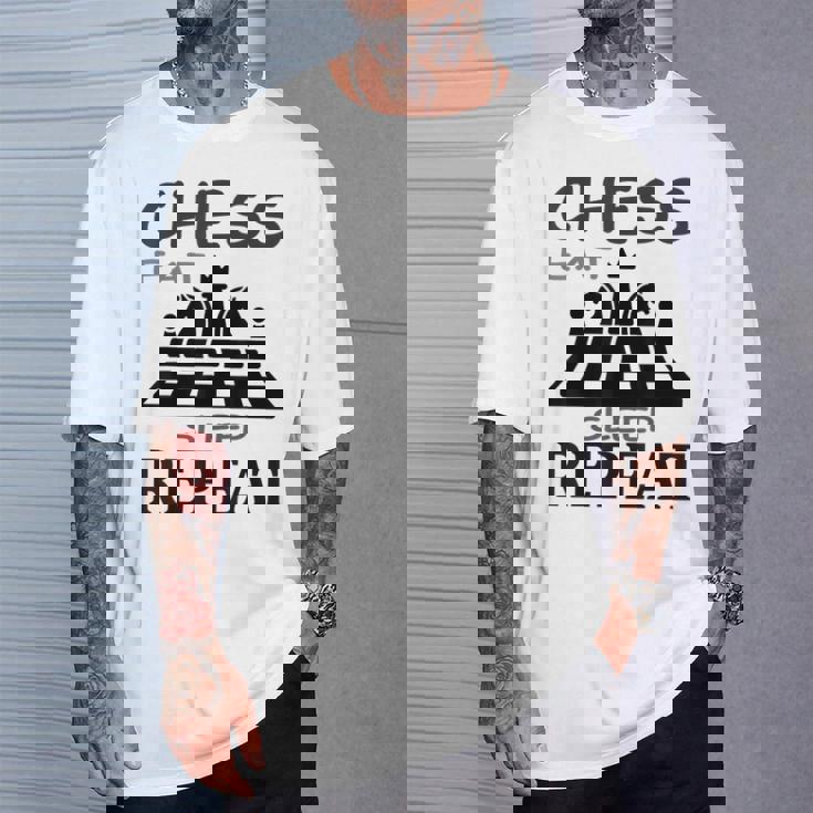 Chess Play チェス盤 チェスマット ギフトアイデア Tシャツ 彼への贈り物