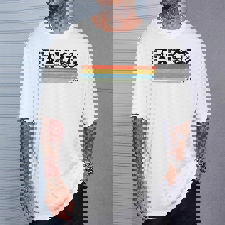 Fargo City レトロ ヴィンテージ ストライプ ギフトとお土産 Tシャツ 彼への贈り物