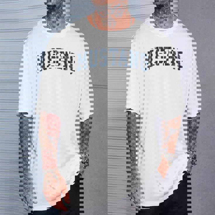 Mustang Oklahoma Ok Diseño Deportivointage Diseño Azul Marino Cuello Camiseta unisex Regalos para él