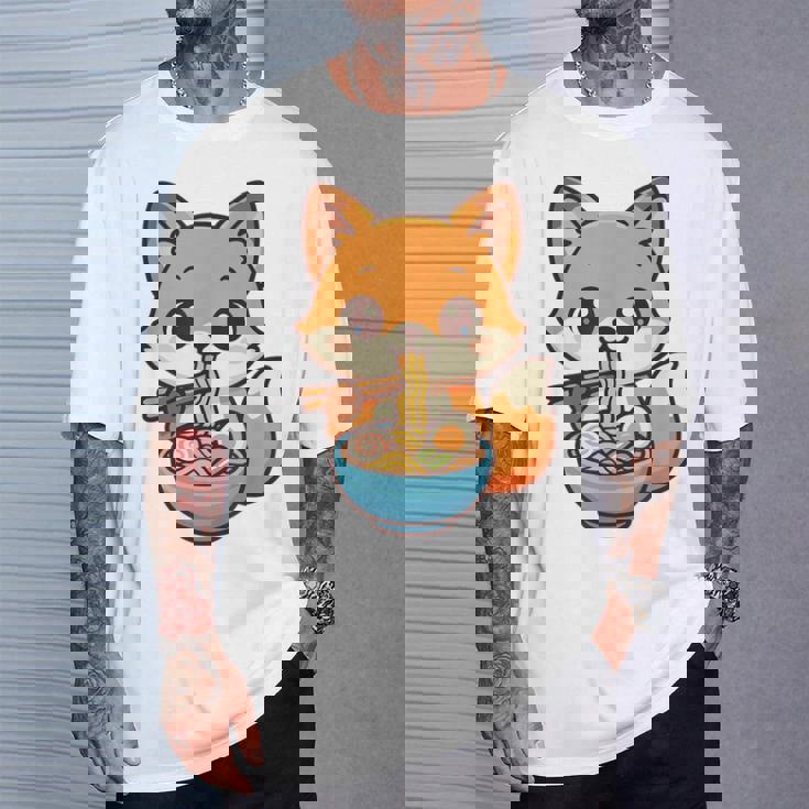 かわいいキツネを食べるラーメンかわいい動物アート Tシャツ 彼への贈り物