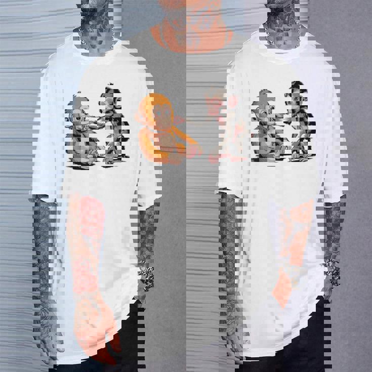 オレンジのおもちゃで悲しい猿のパンチ Tシャツ 彼への贈り物