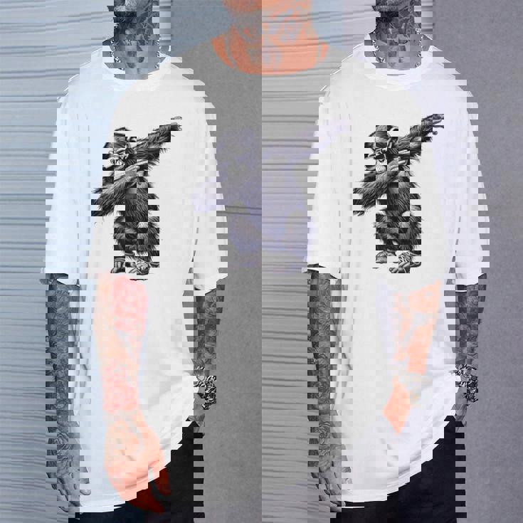 サングラスをかけたダブダンスを踊るチンパンジー猿 Tシャツ 彼への贈り物