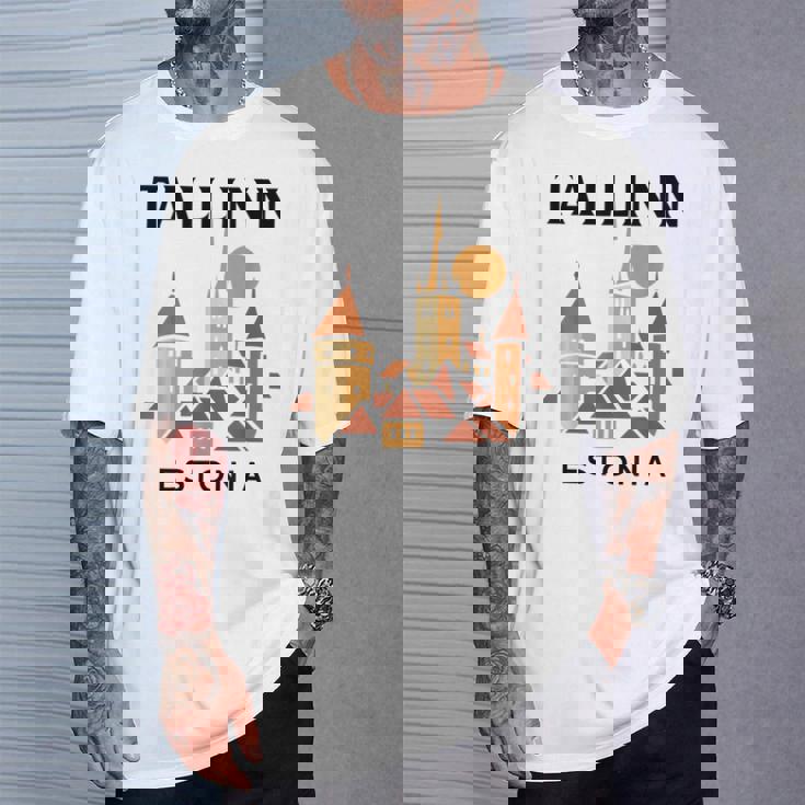 タリン エストニア 中世 旧市街 ヴィンテージ レトロ エストニア Tシャツ 彼への贈り物