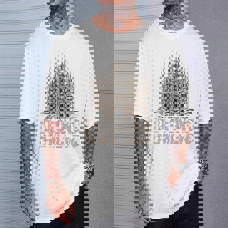 ドゥオーモ・ディ・ミラノ大聖堂のイラスト Tシャツ 彼への贈り物