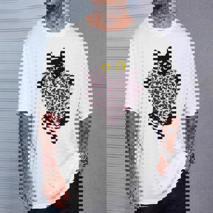 ピンクのヒョウ柄ハートを持つ黒猫 Tシャツ 彼への贈り物