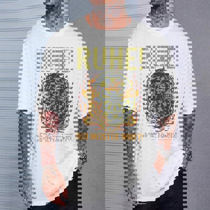 メンズ マスタースローダーツとダーツプレーヤーのバックプリント残り Tシャツ 彼への贈り物