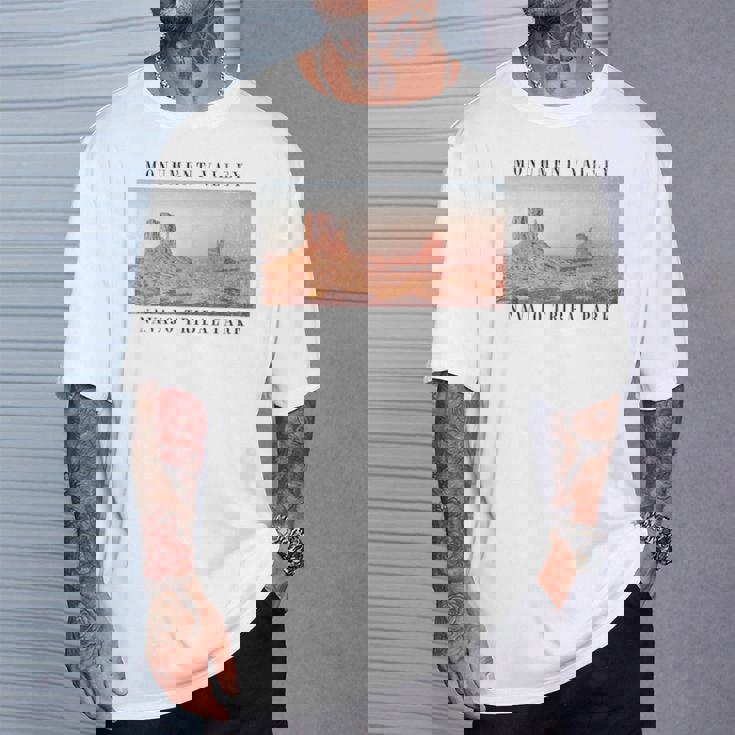 モニュメントバレー ナバホ族公園 アリゾナ ユタ州 Tシャツ 彼への贈り物