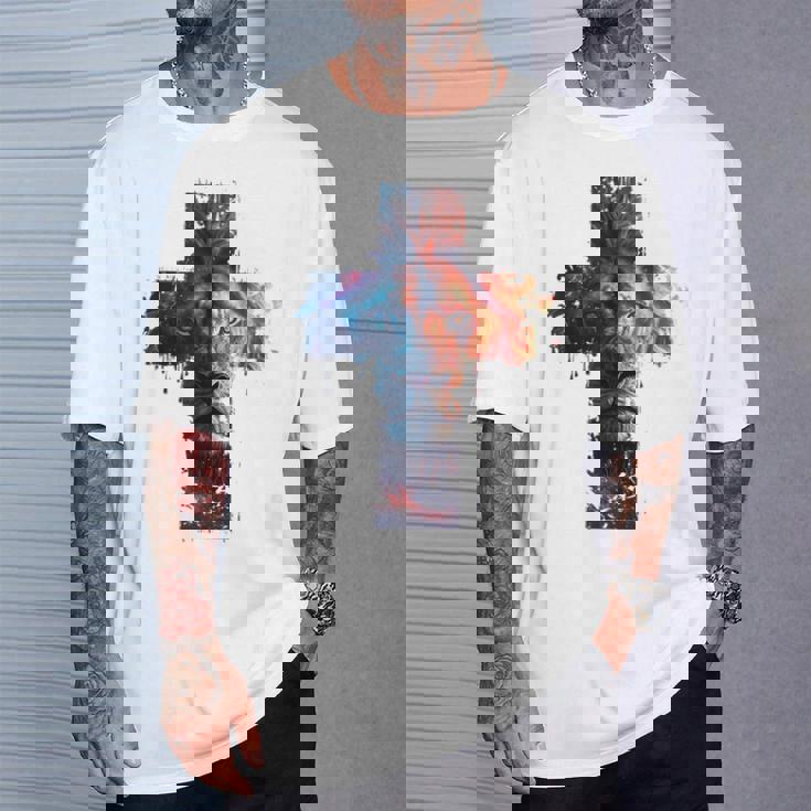 ユダのライオン、イエス・キリストの十字架、キリスト教信仰のグラフィック。 Tシャツ 彼への贈り物