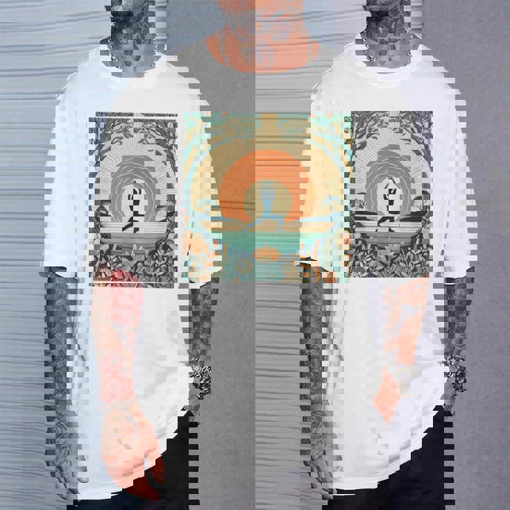 夕焼けの戦士ポーズ、ヨガの自然のイラスト、花柄。 Tシャツ 彼への贈り物