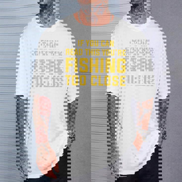 背面には「If You Can Read This You're Fishing Too Close Tシャツ 彼への贈り物