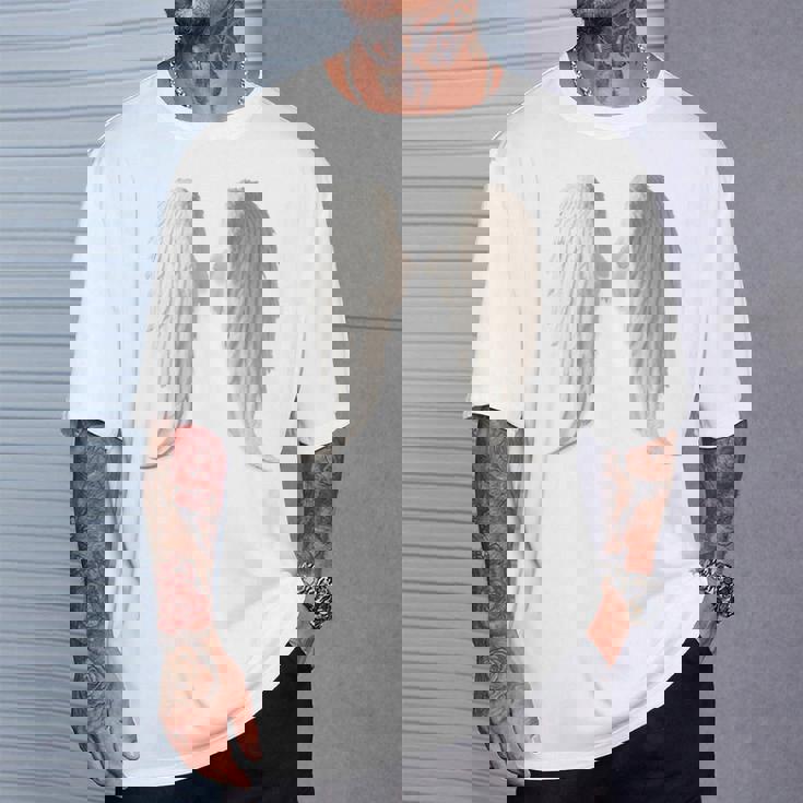 背面にリアルな白い天使の羽。 Tシャツ 彼への贈り物