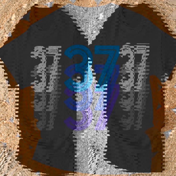 37ラッキーナンバー37歳誕生日スポーツチーム Tシャツ 高齢者への贈り物