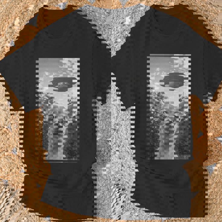 Chihuahuaelfie With Ufo Ufo と面白いチワワのセルフィー Tシャツ 高齢者への贈り物