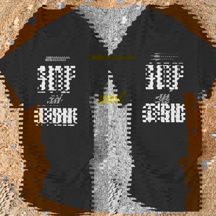 hut Up And Go Fishing Fisher Lover Fish Fishing Tシャツ 高齢者への贈り物