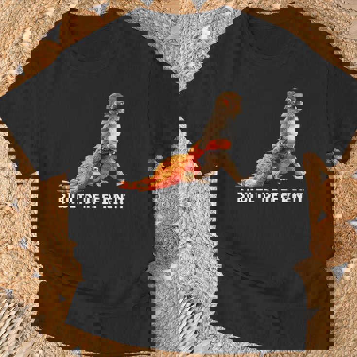 Punch The Monkey Built Different 3 ホワイトテキスト Tシャツ 高齢者への贈り物