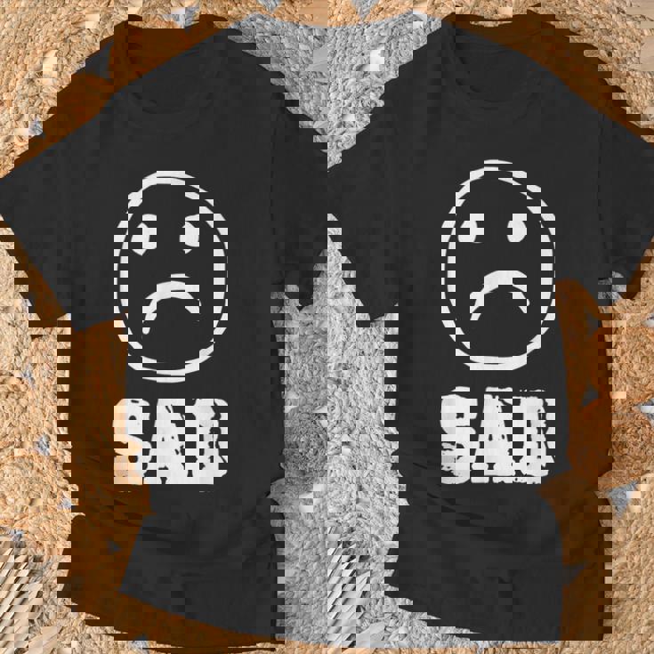 Sad 季節 愛情障害 悲しみ うつ病 エモ パンク Tシャツ 高齢者への贈り物