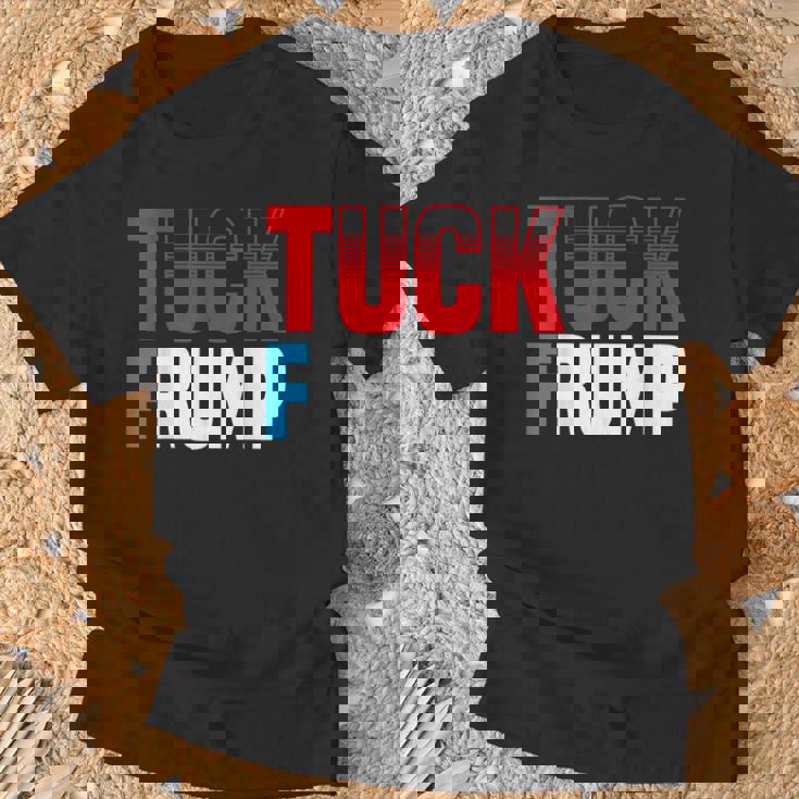 Tuck Frump 面白いアンチトランプデザイン。 Tシャツ 高齢者への贈り物