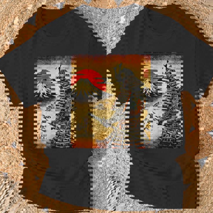 「夜明けの富士山と壮大な侍戦士」 Tシャツ 高齢者への贈り物