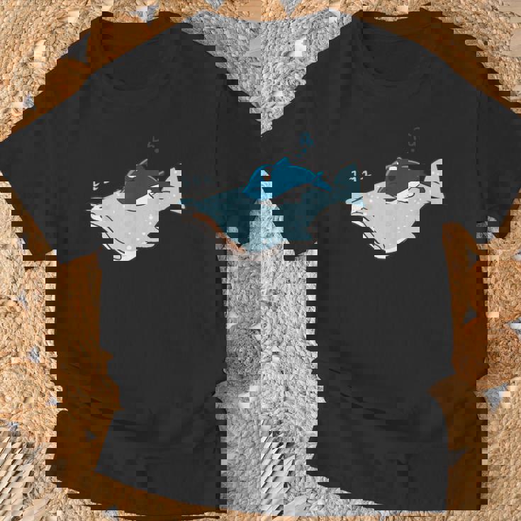 かわいい カワイイ アニメ 眠っているサメ ジンベイザメ 日本語 Tシャツ 高齢者への贈り物