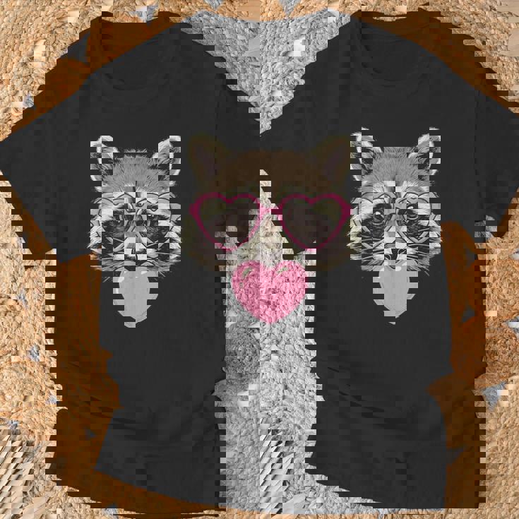 かわいいアライグマが吹くピンクのバレンタイン ハート バブルガム Tシャツ 高齢者への贈り物