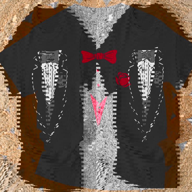 かわいいレッドパピヨンとローズのタキシード。 Tシャツ 高齢者への贈り物