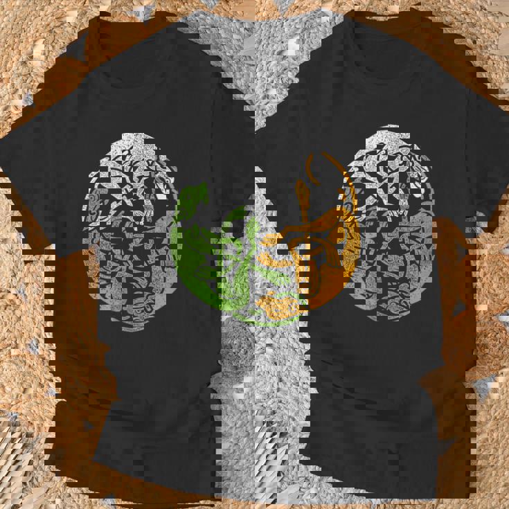 アイルランドデザイン ケルト犬＆旗トリコロールアイルランド Tシャツ 高齢者への贈り物