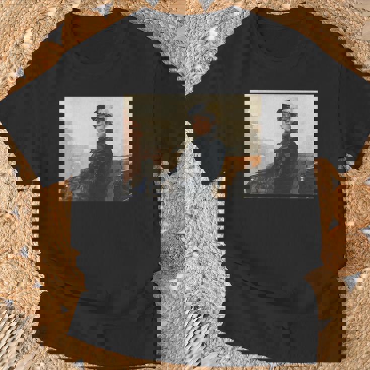 イヴァン・クラムスコイ作「見知らぬ女の肖像」 Tシャツ 高齢者への贈り物