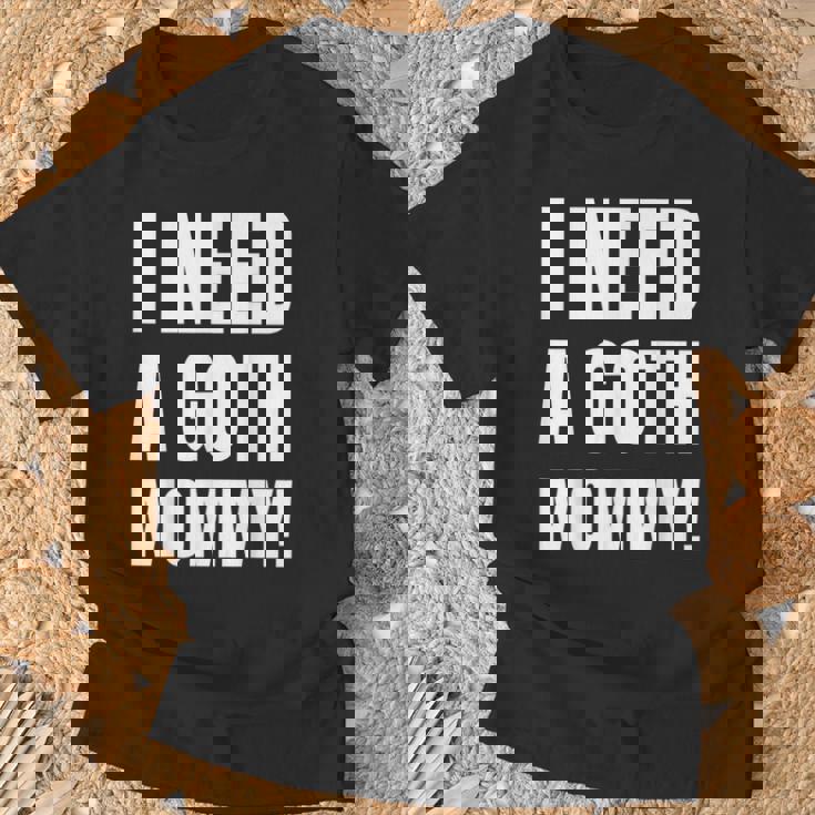 ゴスマミーが必要おもしろいゴシック・マザー・ラバー Tシャツ 高齢者への贈り物