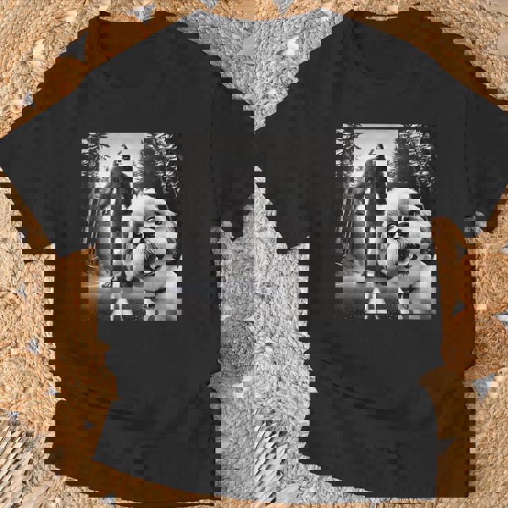 シーズーとビッグフットの森の冒険 Tシャツ 高齢者への贈り物