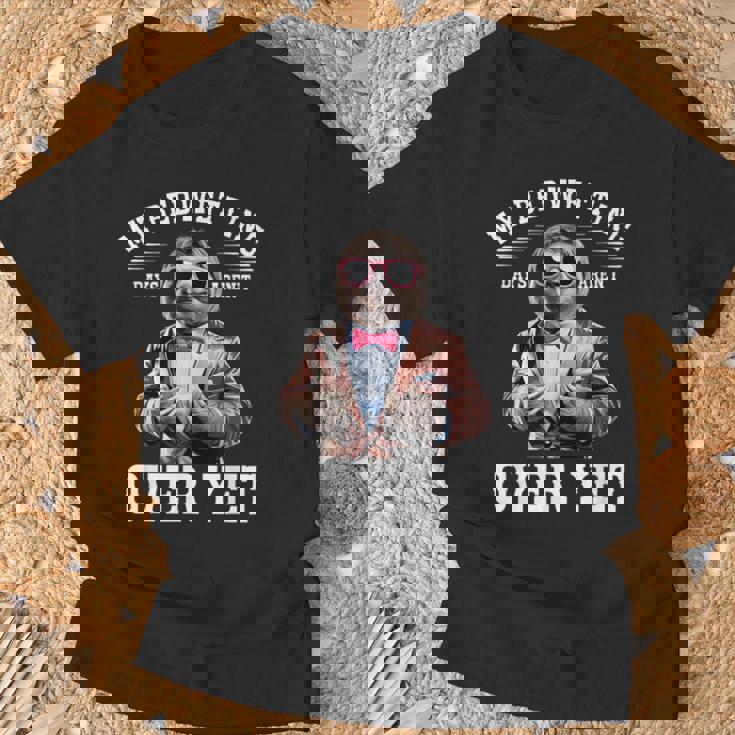 ナマケモノのスーツでおねしょの日々は恥ずかしいけど恥ずかしい。 Tシャツ 高齢者への贈り物