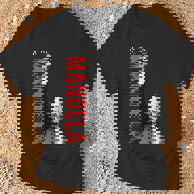 ネルソン・マンデラ 上げた 右手拳 食いしばり マンデラの日 Tシャツ 高齢者への贈り物