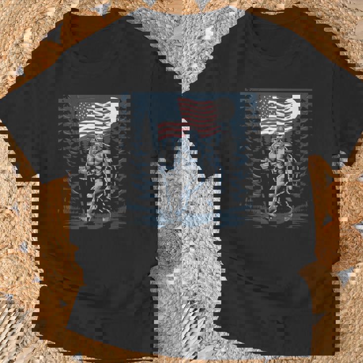 ビッグフット サスカッチ アメリカ国旗 愛国的 7月4日 アメリカ Tシャツ 高齢者への贈り物