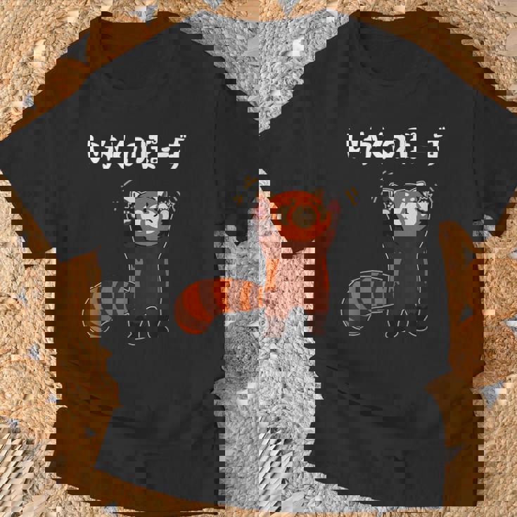 レッサーパンダ威嚇ポーズ かわいい癒しイラスト Tシャツ 高齢者への贈り物