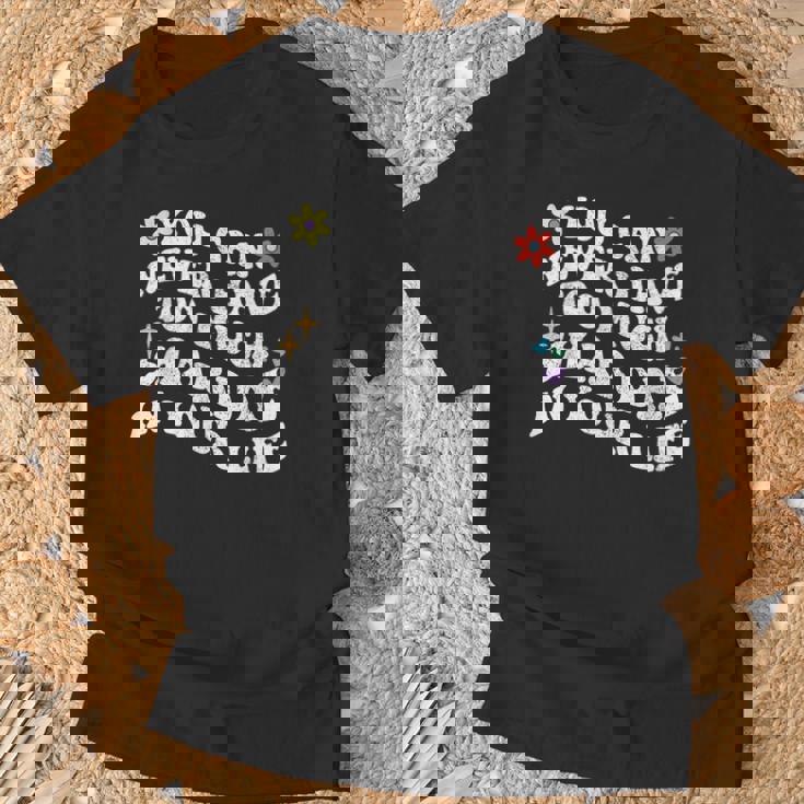 レトログルーヴィー。シャデーが多すぎることはありません。 Tシャツ 高齢者への贈り物