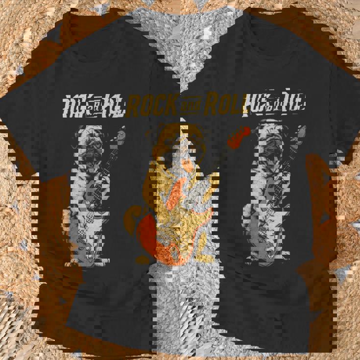 ロックするパグ犬 ギター演奏の面白デザイン Tシャツ 高齢者への贈り物