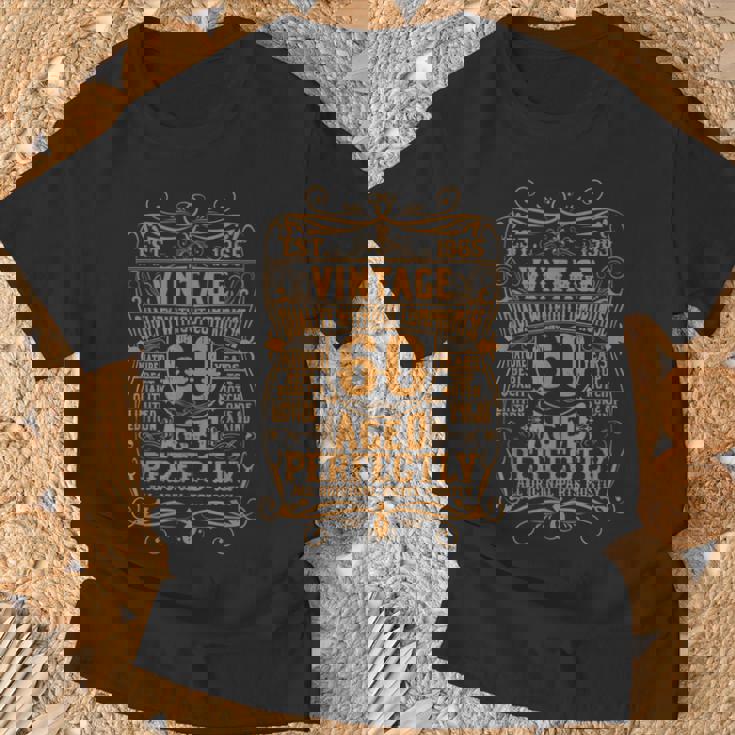 ヴィンテージ還暦祝い 1965年生まれ 60歳 完熟熟成 Tシャツ 高齢者への贈り物