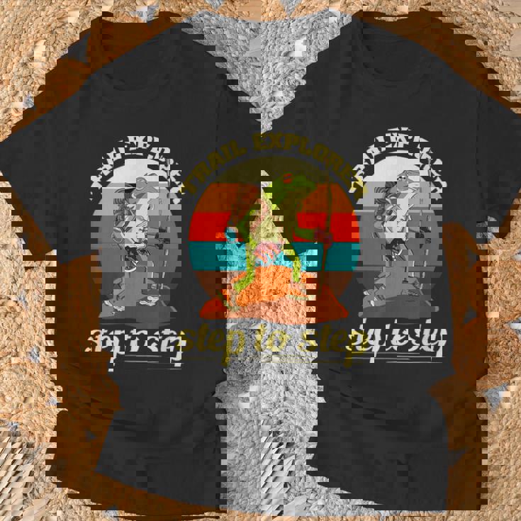 一歩ずつ、面白いカエルのハイキング山 Tシャツ 高齢者への贈り物