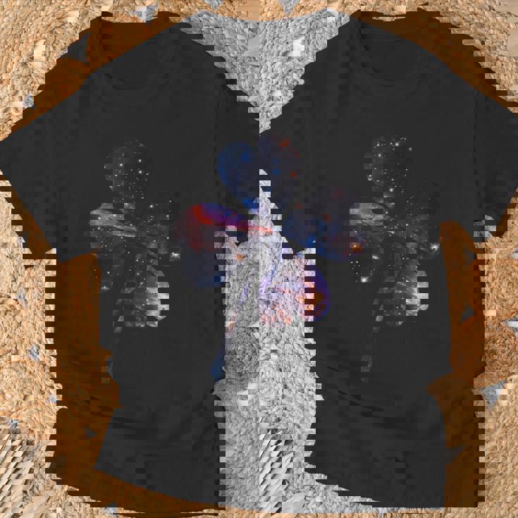 四つ葉のクローバーのシルエット 宇宙 美的 ギャラクシー Tシャツ 高齢者への贈り物